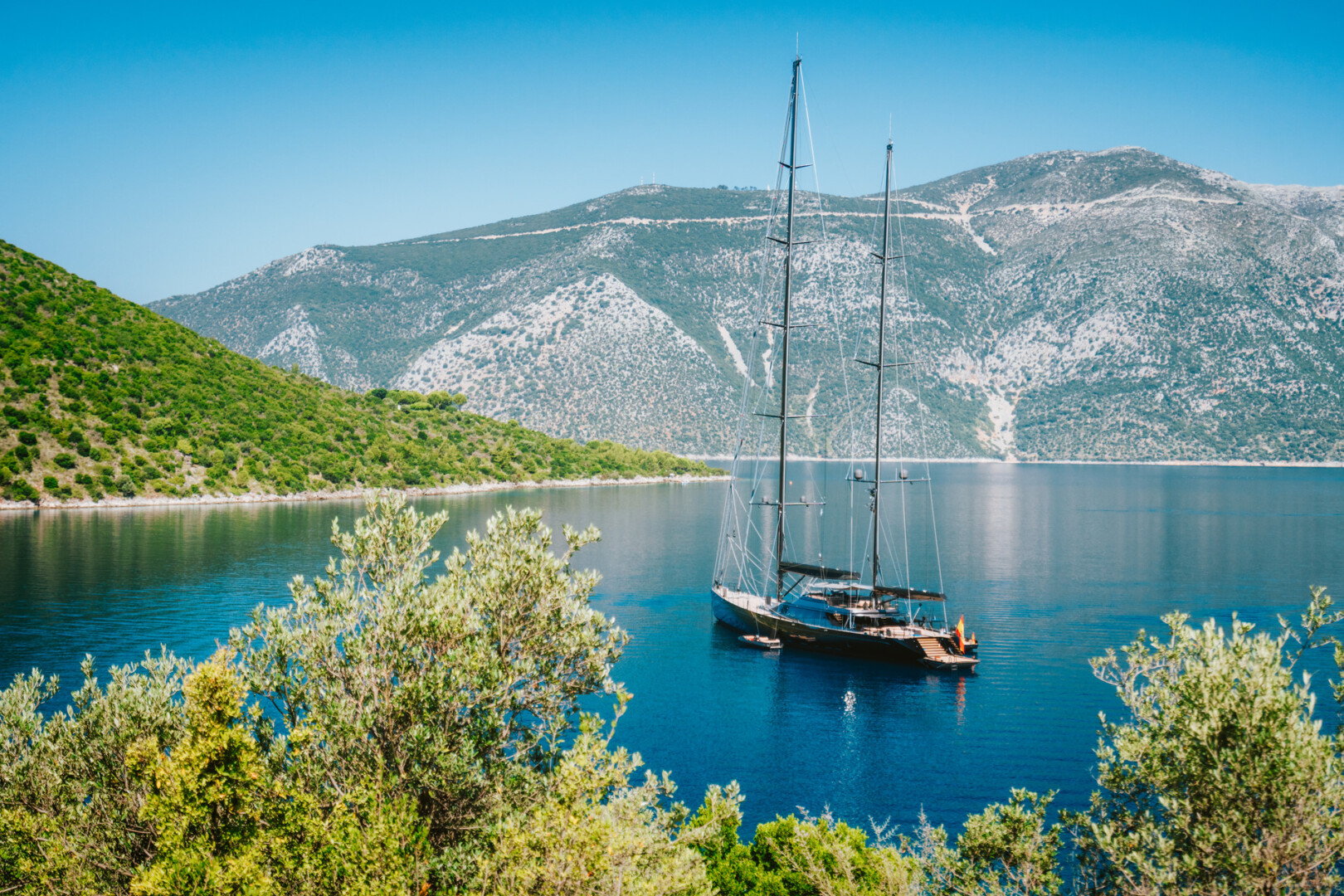 summer-vacation-in-greece-luxury-black-private-ya-2021-08-27-15-52-33-utc (1)